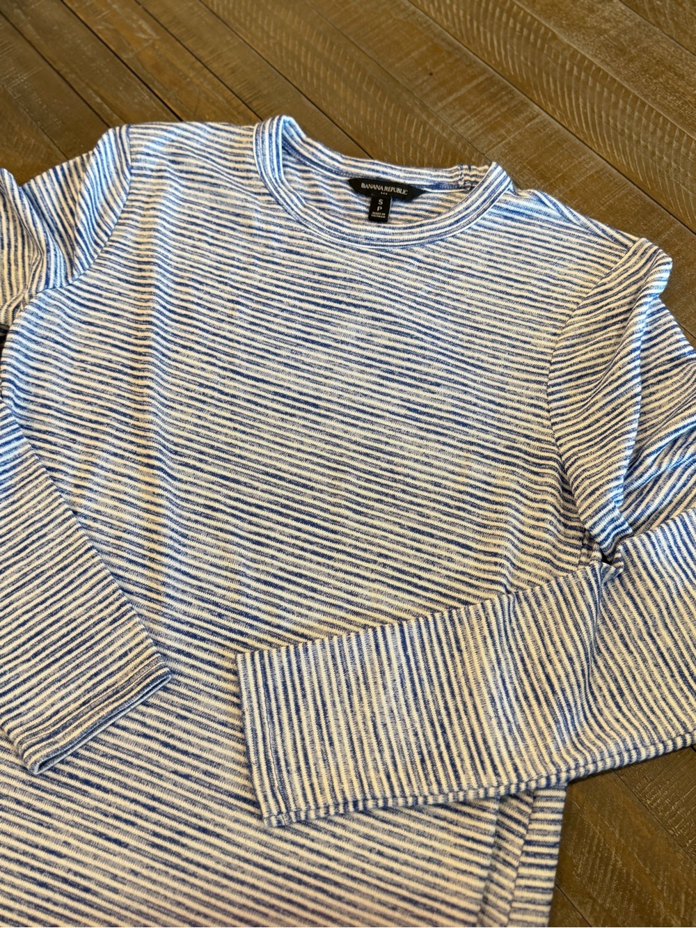 Banana Republic Men’s White and Blue Striped Long Sleeve Tee